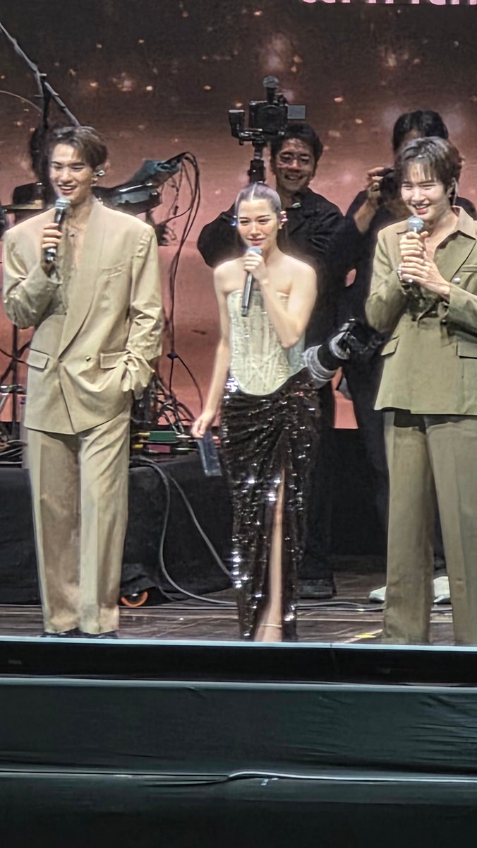 latte_pakorn's tweet image. แล้วดูสภาพรูป นั่งข้าง ๆ กัน ถ่ายด้วย มือถือ Android เรือธงชื่อดัง ยี่ห้อหนึ่ง 😐