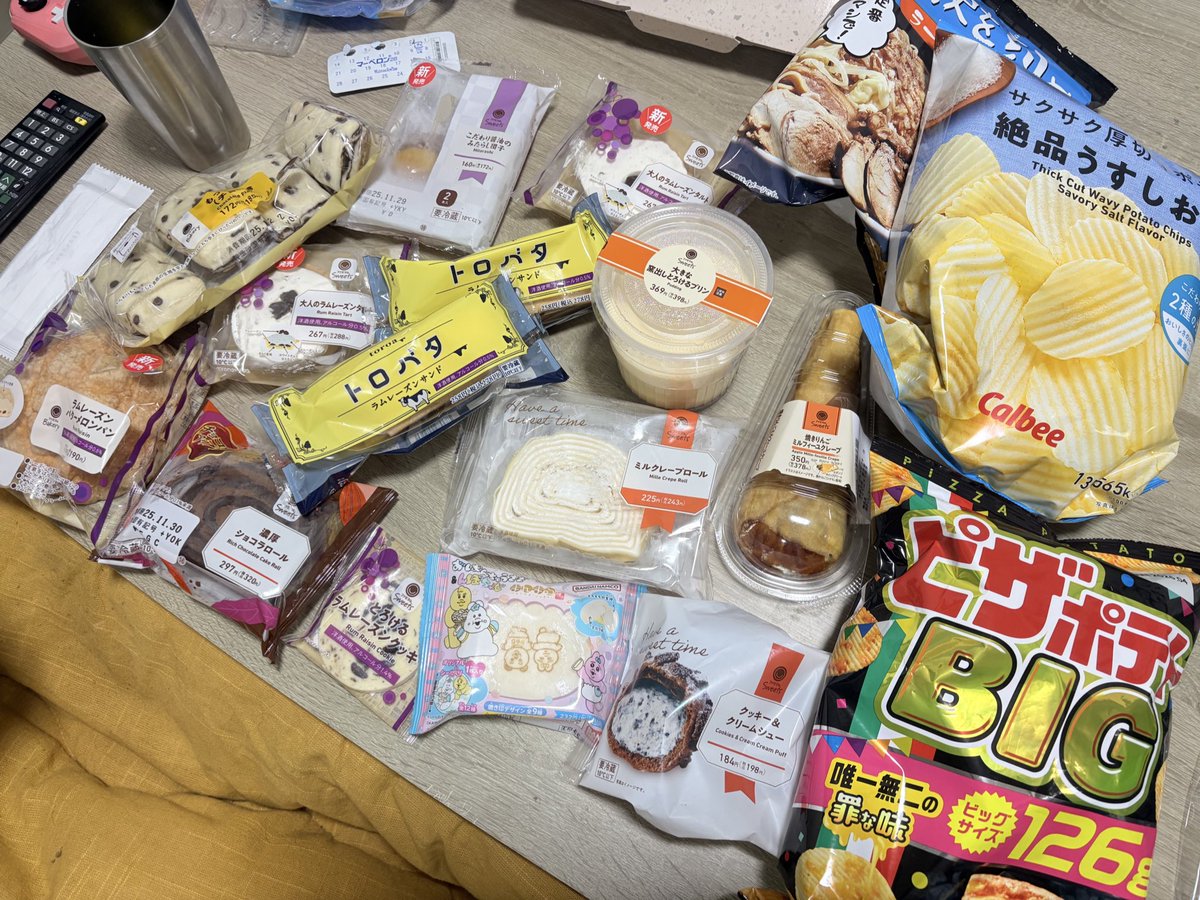 tomoS660ModuloX's tweet image. お誕生日おめでとうってことで、すごい量のおやち買ってきてくれた🤩