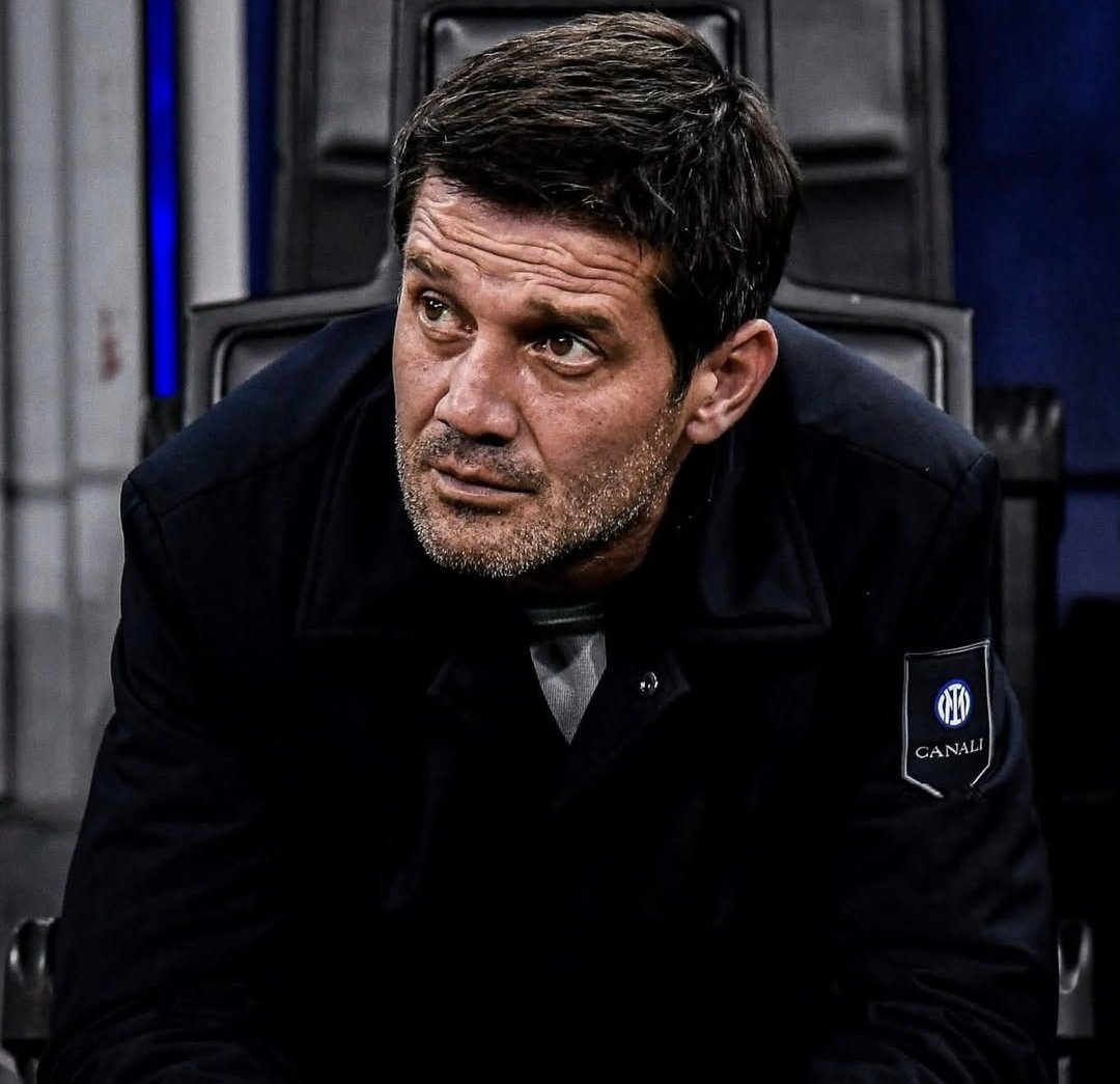 vettoandrea01's tweet image. Sempre al tuo fianco mister. Usciremo da questo buco nero 🪖🖤💙