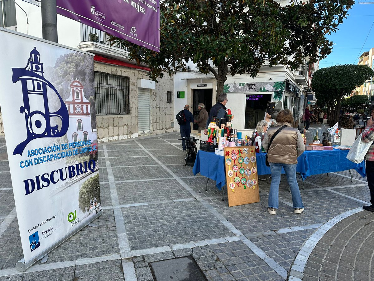 radioubrique's tweet image. Discubriq ha instalado hoy un stand en el centro de la avenida España donde están a la venta las creaciones realizadas durante el Taller de Manualidades.