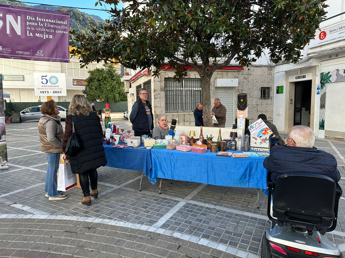 radioubrique's tweet image. Discubriq ha instalado hoy un stand en el centro de la avenida España donde están a la venta las creaciones realizadas durante el Taller de Manualidades.