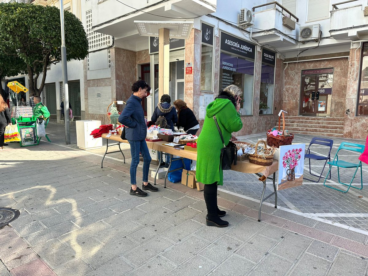radioubrique's tweet image. Discubriq ha instalado hoy un stand en el centro de la avenida España donde están a la venta las creaciones realizadas durante el Taller de Manualidades.