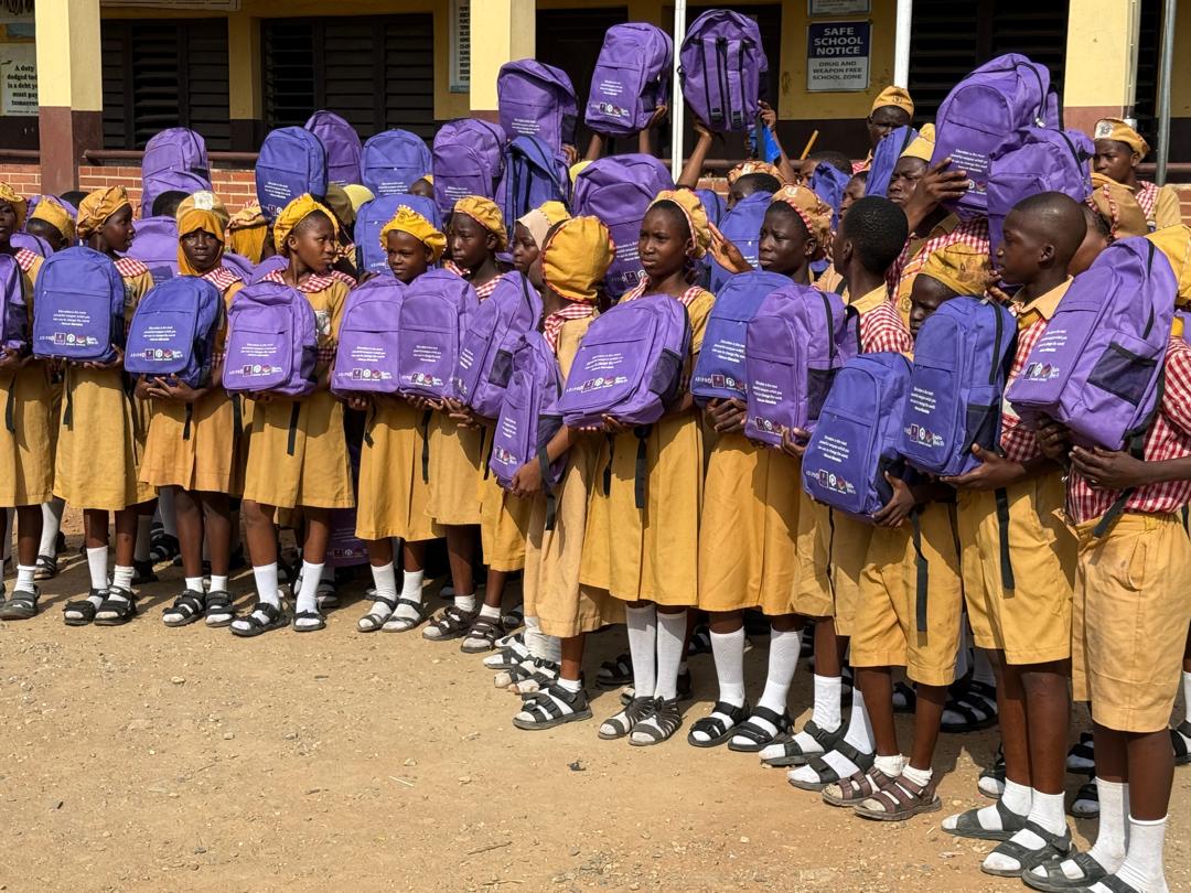 PolarisBankLtd's tweet image. Polaris Bank, in partnership with Evolve Charity Trust, continues its 2025 School Essentials Distribution, and yesterday, we spread joy at Opebi Junior Grammar School!

We delivered essential learning materials: sandals, uniforms, notebooks, pens, and school bags to support…