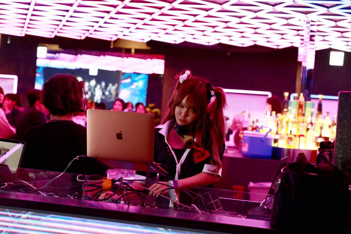 dangan_official's tweet image. りさまるさんによる #ダンガンロンパ のDJプレイ🎶🎶
会場の皆さまは思い思いに過ごしていらっしゃいます

#ダンガンロンパ15周年フェス前夜祭