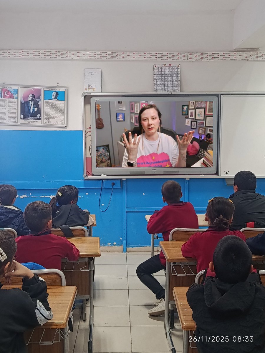 Bugün hiç ders işlemek istemedi canım belki bi şeyler öğrenirler diye (sanmıyorum ama) Kazıklı Maria <a href="/kaziklimaria/">witch queen</a> açtım izliyolar