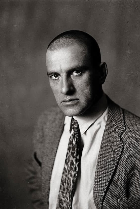 Y NO DECIMOS NADA ...

La primera noche ellos se acercan
y cogen una flor de nuestro jardín,
y no decimos nada.

La segunda noche, ya no se esconden,
pisan las flores, matan nuestro perro
y no decimos nada.

Hasta que un día,
el más frágil de ellos,
entra solo en nuestra casa,