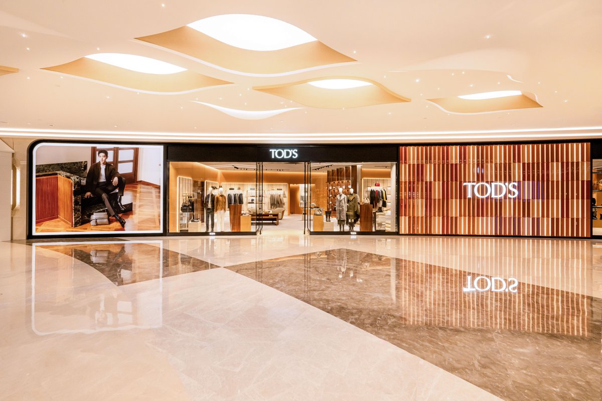 Tods's tweet image. Tod’s celebrated the grand opening of its new flagship boutique at Galaxy Macau, featuring the J.P. Club, a private space designed to offer an exclusive shopping experience. To mark the occasion, Tod’s also unveiled its “Winter Holidays” pop-up inside the mall, a distinctive…