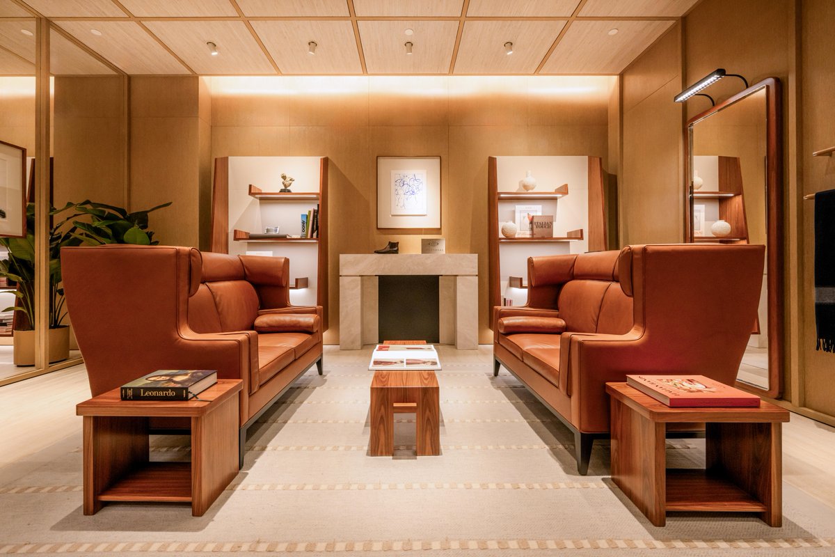 Tods's tweet image. Tod’s celebrated the grand opening of its new flagship boutique at Galaxy Macau, featuring the J.P. Club, a private space designed to offer an exclusive shopping experience. To mark the occasion, Tod’s also unveiled its “Winter Holidays” pop-up inside the mall, a distinctive…