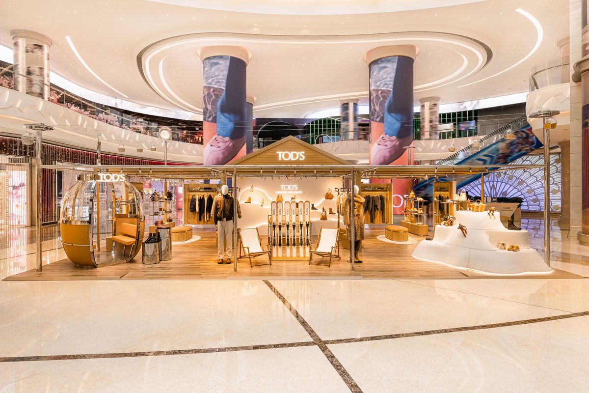 Tods's tweet image. Tod’s celebrated the grand opening of its new flagship boutique at Galaxy Macau, featuring the J.P. Club, a private space designed to offer an exclusive shopping experience. To mark the occasion, Tod’s also unveiled its “Winter Holidays” pop-up inside the mall, a distinctive…