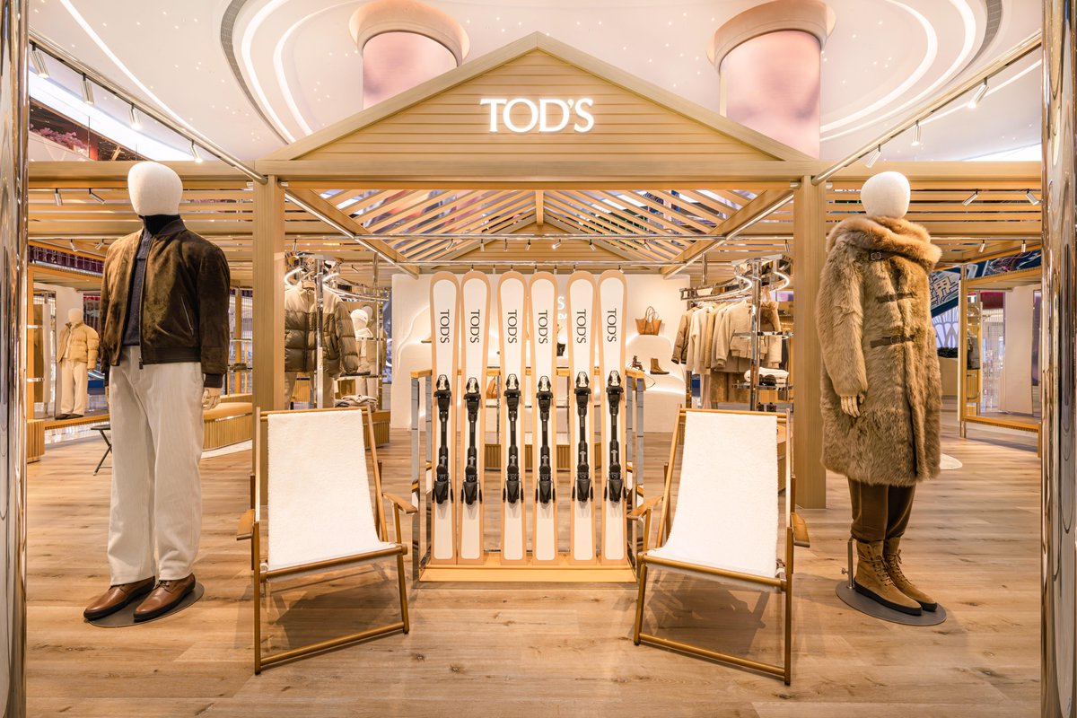 Tods's tweet image. Tod’s celebrated the grand opening of its new flagship boutique at Galaxy Macau, featuring the J.P. Club, a private space designed to offer an exclusive shopping experience. To mark the occasion, Tod’s also unveiled its “Winter Holidays” pop-up inside the mall, a distinctive…