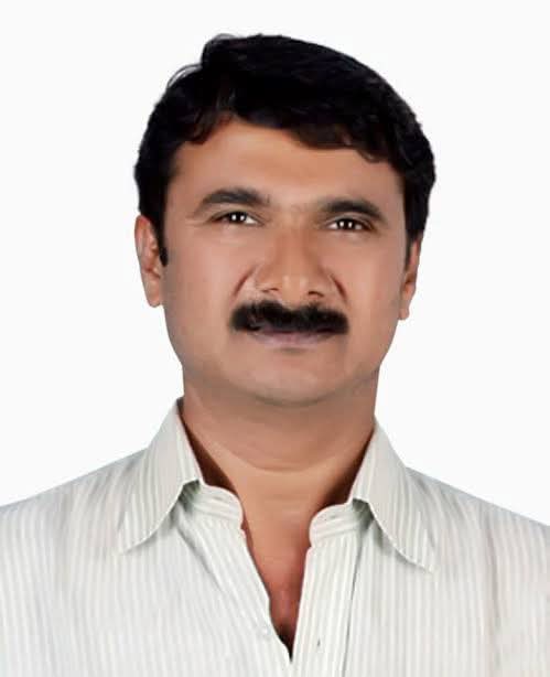 chennibjp's tweet image. ಕರ್ನಾಟಕ ವಿಧಾನ ಪರಿಷತ್ತಿನ ಮಾನ್ಯ ಉಪಸಭಾಪತಿಗಳಾದ ಶ್ರೀ ಎಂ. ಕೆ. ಪ್ರಾಣೇಶ್ ಅವರಿಗೆ ಹಾರ್ದಿಕ ಜನ್ಮದಿನದ ಶುಭಾಶಯಗಳು.

ಸರಳತೆ ಹಾಗೂ ಜನಸೇವೆ ಎಂಬ ನಂಬಿಕೆಯೊಂದಿಗೆ ಸಾರ್ವಜನಿಕ ಜೀವನದಲ್ಲಿ ಸದಾ ಮಾದರಿಯಾಗಿರುವ ತಮಗೆ, ದೇವರು ಉತ್ತಮ ಆಯುರಾರೋಗ್ಯ ಮತ್ತು ಇನ್ನಷ್ಟು ಶ್ರೇಯೋಭಿವೃದ್ಧಿಯನ್ನು ನೀಡಲೆಂದು ಹಾರೈಸುತ್ತೇನೆ.

@mkpranesh