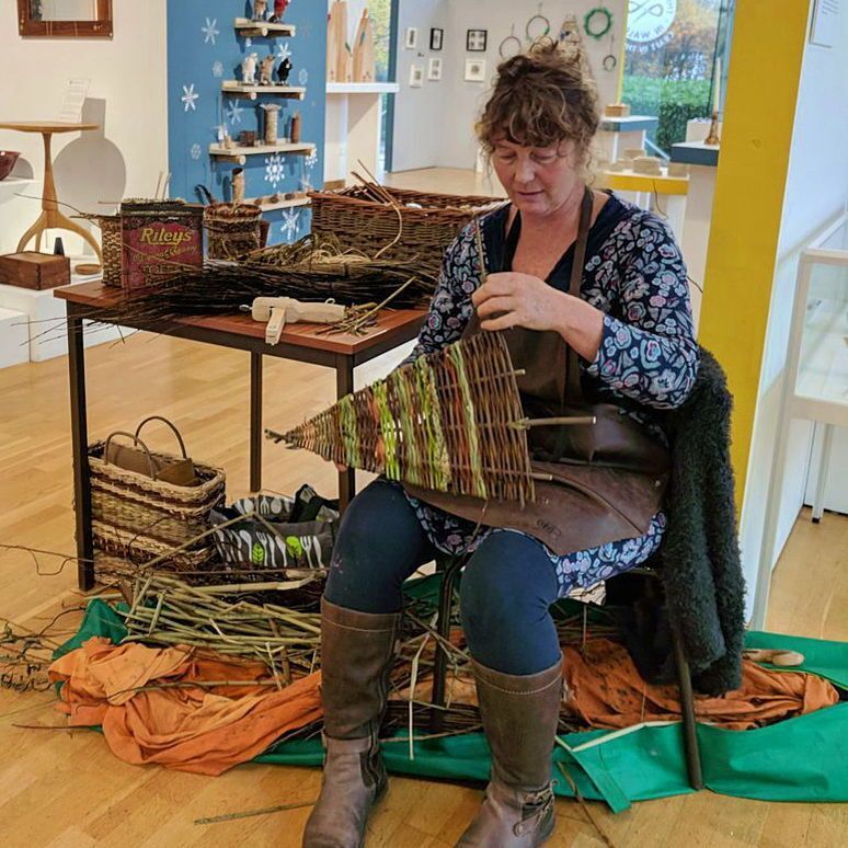 MakersWales's tweet image. Christmas Craft Demonstrations at Craft in the Bay

6th December - Clare Revera , basket weaving 
21st December - Solace in Wood - carving a Lovespoon with Karl Watkins
10:30-4:30 each day

#MakersMaking #clarereverabaskets #solaceinwood #makersgallery #craftdemonstration
