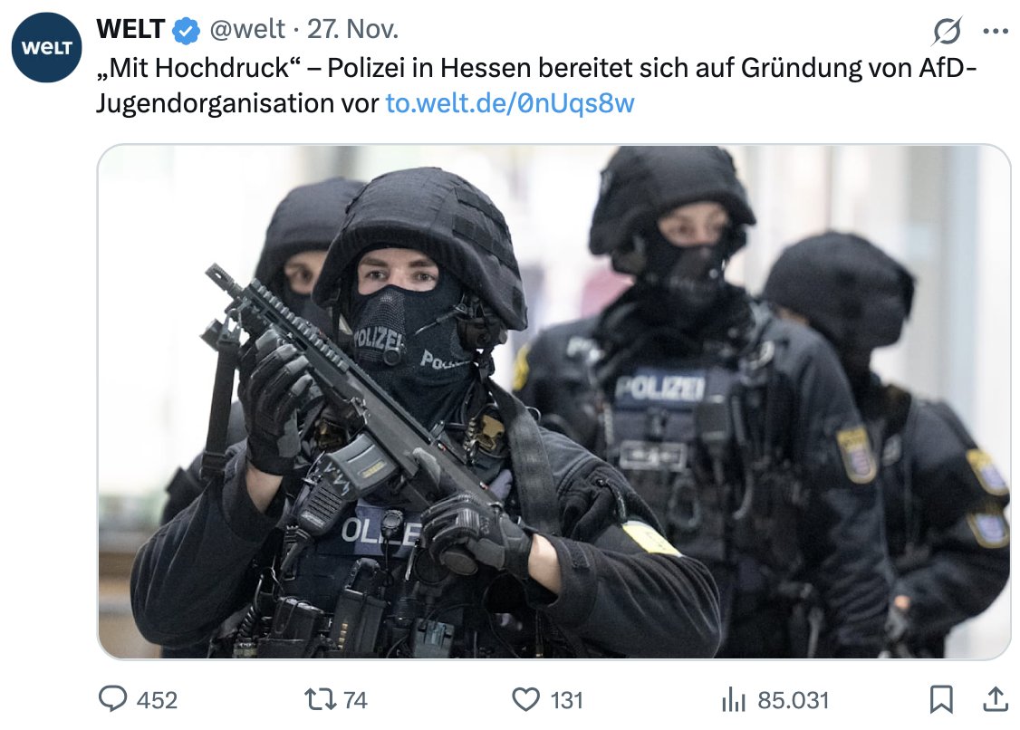 jan_mainka's tweet photo. Entgegen dem Anti-AfD-Framing der dt. Propaganda-Medien – u. a. durch eine bewusste falsche Verknüpfung von Ursache und Wirkung (siehe angefügtes Beispiel) – geht es in #Gießen tatsächlich um Folgendes:
👉  Am Wochenende kommen schätzungsweise 50.000 teils gewaltbereite Linksradikale in die hessische Kleinstadt, um gegen Demokratie, Versammlungsfreiheit und Meinungsvielfalt zu demonstrieren.
👉  Die Polizei ist mit rund 6.000 Einsatzkräften vor Ort, um die 90.000-Einwohner-Stadt vor Ausschreitungen und Verwüstungen à la „G20-Gipfel in Hamburg“ zu schützen.
.
.
PS: Zeitgleich findet in der Stadt friedlich und gesittet die Gründungsversammlung der AfD-Jugend statt.
.
Gern geschehen, liebe MSM-/ÖRR-Agitatoren🤗
#Servicetweet