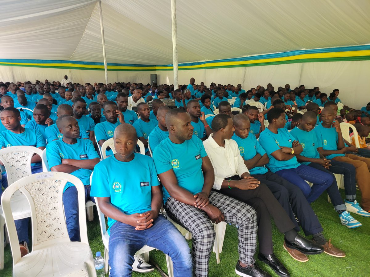 demobrwanda's tweet photo. Aka kanya: #RDRC yakiriye abajyanama mu bya Gisirikare (Defence Attachés) bahagarariye ibihugu byabo mu #Rwanda. Bari kumwa ubuhamya bw'abitandukanyije n'umutwe wa #FDLR ukomeza guhungabanya umutekano w’ u Rwanda. https://t.co/EmVqtfowVb