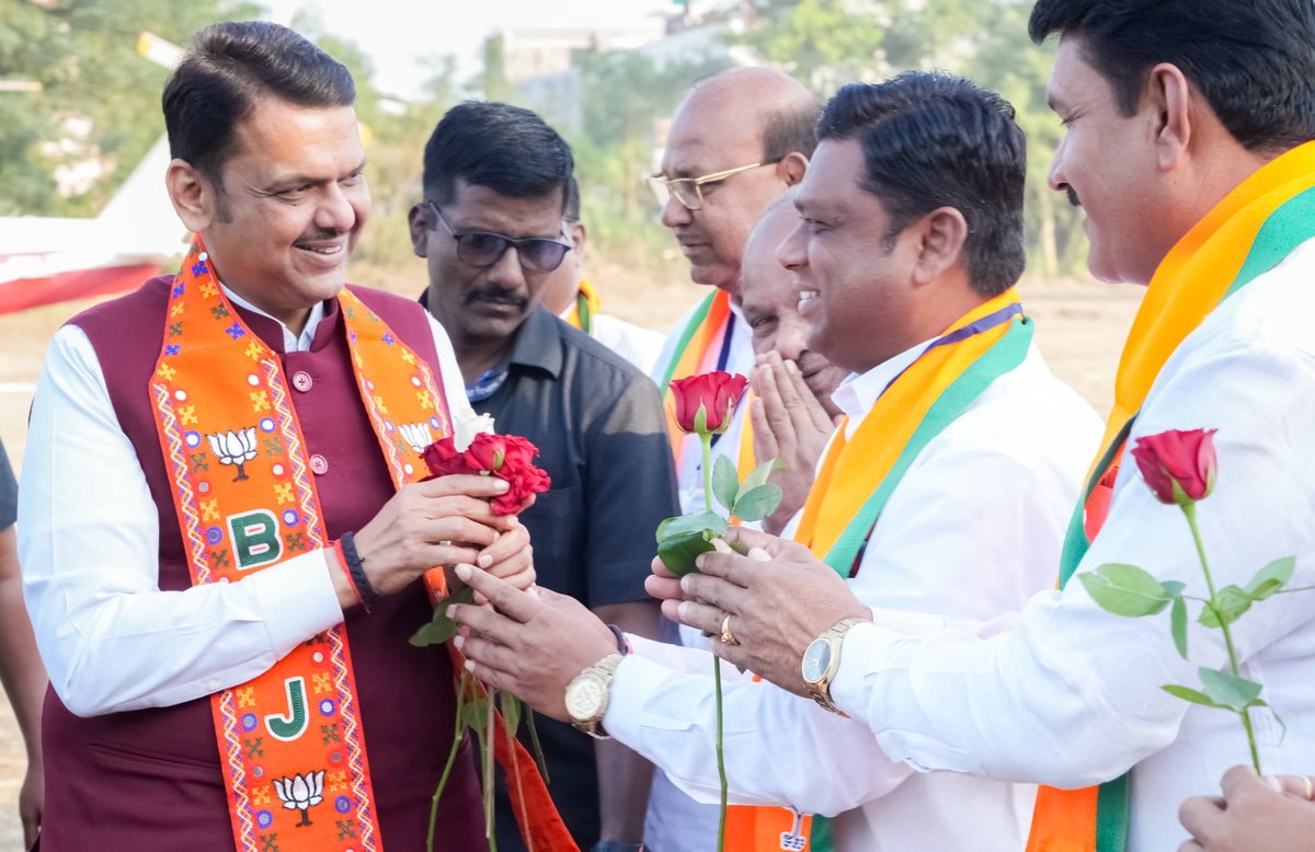 Devendra_Office's tweet image. 🔸CM Devendra Fadnavis arrives at Hinganghat, Wardha.
🔸मुख्यमंत्री देवेंद्र फडणवीस यांचे हिंगणघाट, वर्धा येथे आगमन.
🔸मुख्यमंत्री देवेंद्र फडणवीस इनका हिंगणघाट, वर्धा में आगमन। 

🕓 4.10pm | 28-11-2025📍Hinganghat, Wardha | संध्या. ४.१० वा. | २८-११-२०२५📍हिंगणघाट, वर्धा.…