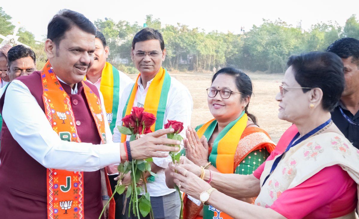Devendra_Office's tweet image. 🔸CM Devendra Fadnavis arrives at Hinganghat, Wardha.
🔸मुख्यमंत्री देवेंद्र फडणवीस यांचे हिंगणघाट, वर्धा येथे आगमन.
🔸मुख्यमंत्री देवेंद्र फडणवीस इनका हिंगणघाट, वर्धा में आगमन। 

🕓 4.10pm | 28-11-2025📍Hinganghat, Wardha | संध्या. ४.१० वा. | २८-११-२०२५📍हिंगणघाट, वर्धा.…