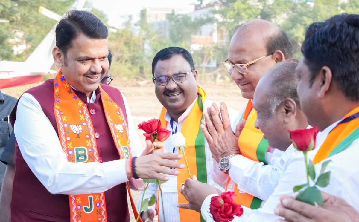 Devendra_Office's tweet image. 🔸CM Devendra Fadnavis arrives at Hinganghat, Wardha.
🔸मुख्यमंत्री देवेंद्र फडणवीस यांचे हिंगणघाट, वर्धा येथे आगमन.
🔸मुख्यमंत्री देवेंद्र फडणवीस इनका हिंगणघाट, वर्धा में आगमन। 

🕓 4.10pm | 28-11-2025📍Hinganghat, Wardha | संध्या. ४.१० वा. | २८-११-२०२५📍हिंगणघाट, वर्धा.…