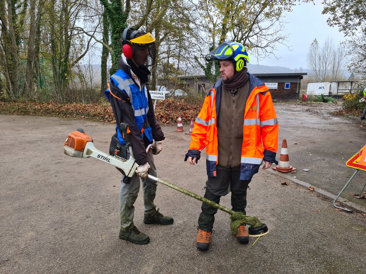 Chantier d'entretien sur le #campus avec les lycéens de #capa 1 et 2 en #amenagementpaysager 💯

Nettoyage des zones envahies par la végétation : ronces, rejets, arbres et morts ... entretien autour des bâtiments et ramassage de feuilles 🍂

#ecoledusavoirvert #chep78 #lycee