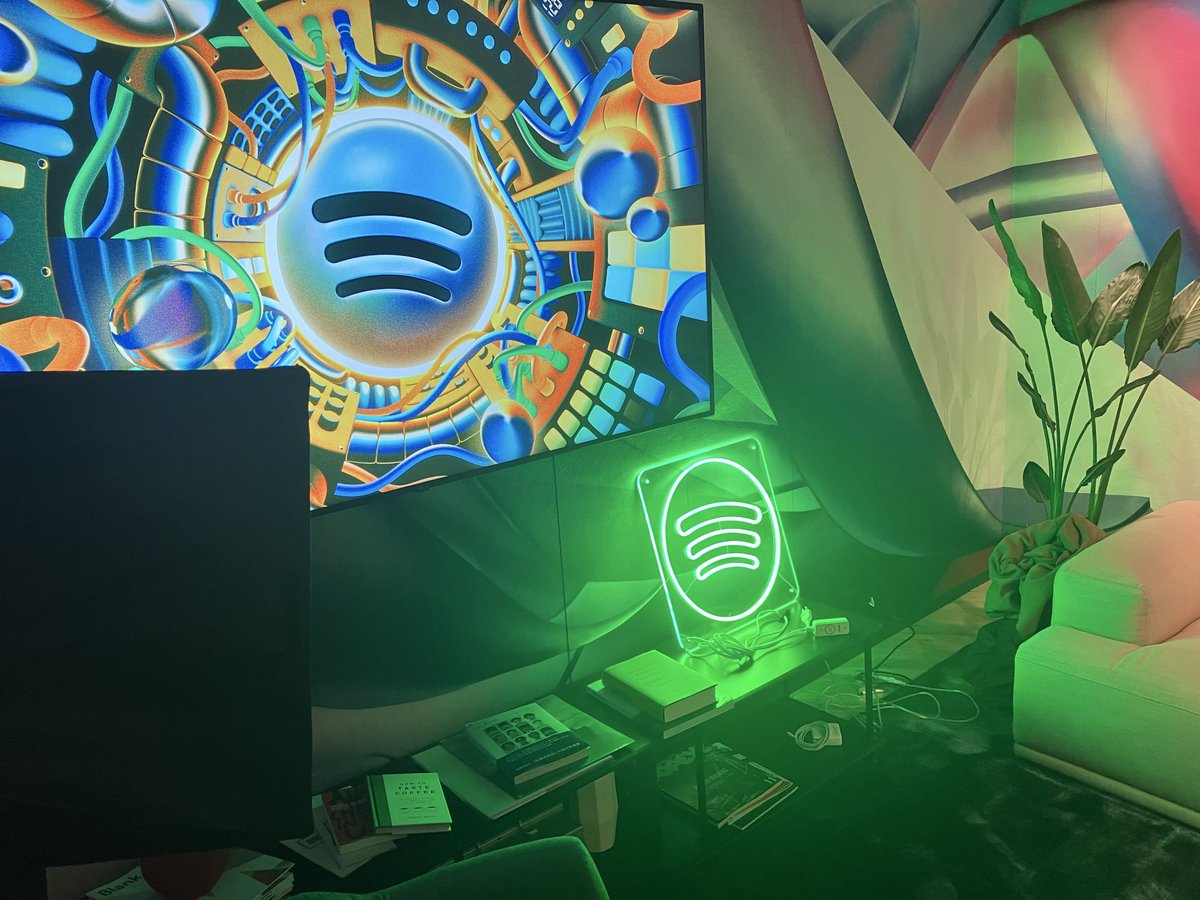 nasutokai's tweet image. 昨日はSpotify Japanオフィスにお邪魔してきました🙇

初めて他のPodcasterさんともオフラインで会話する機会があり、今の日本市場でのPodcastの盛り上がりを肌で感じました😂

Podcast収録専用のスタジオまであるのはさすがSpotifyさん