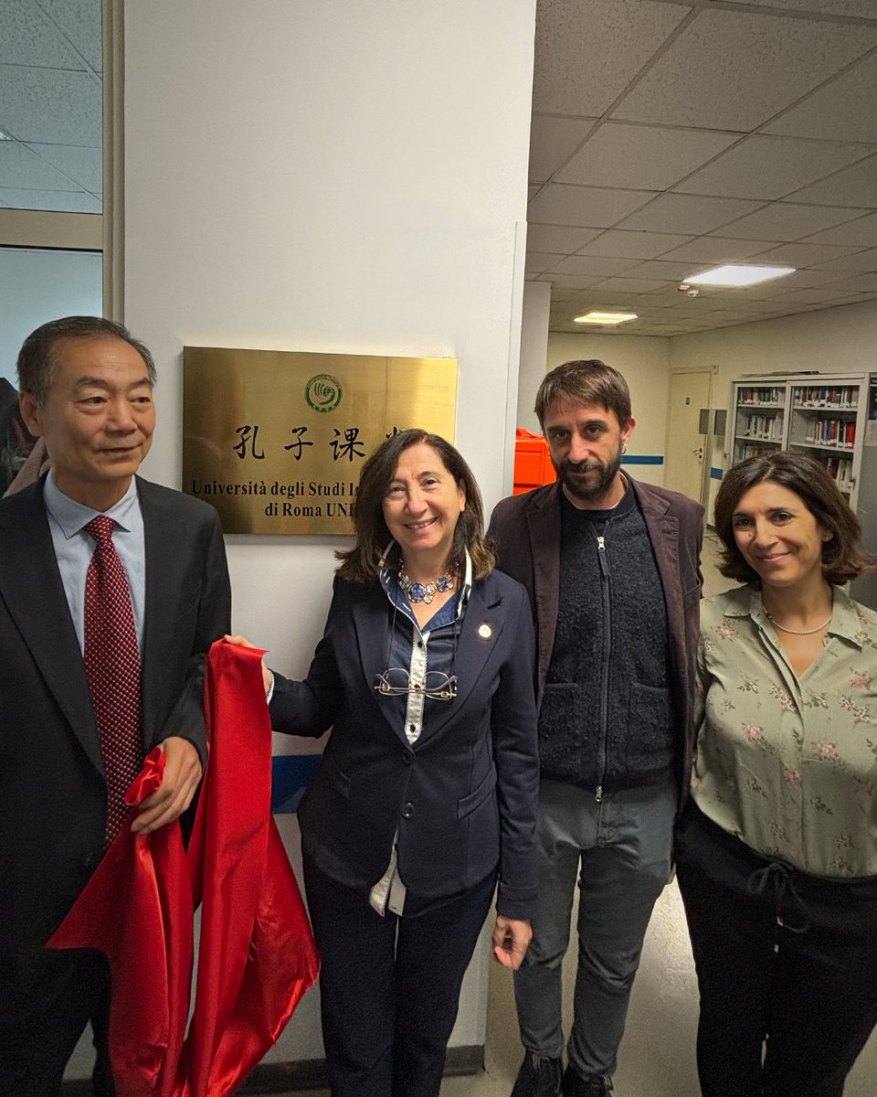 UnintUniversita's tweet image. Ieri abbiamo inaugurato l’Aula Confucio UNINT, svelandone la targa e celebrando l’apertura con saluti istituzionali, esibizioni musicali e la presentazione delle attività. A seguire, un carosello culturale tra calligrafia, musica, nodi cinesi e cerimonia del tè.