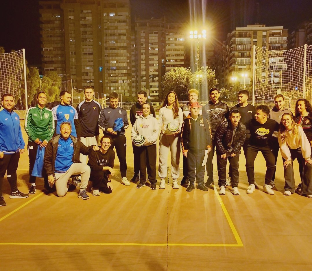 Impartimos formación de Colpbol en la <a href="/UV_EG/">Universitat València</a> 

El alumnado de la Facultat de Ciències de l'Activitat Física i l'Esport conoce las bases del #Colpbol y recibe un taller y entrenamiento en el campus deportivo

🟢🔵🏐🤾🥅📚🎓

#deporte #formacion #UniversitatValencia #FCAFE #edufis