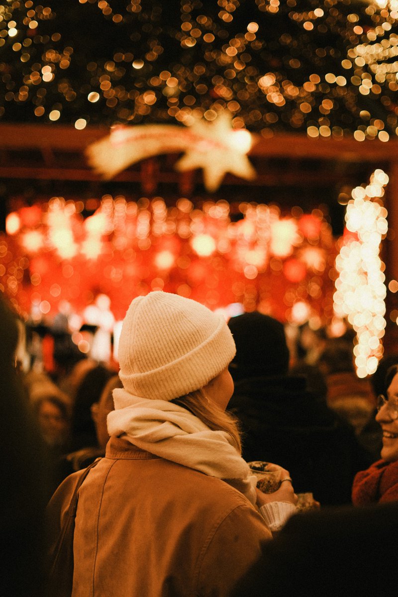 🎄La Navidad en #Madrid es impresionante. Engalanadas tabernas centenarias durante el día y fiestas nocturnas donde esperar el amanecer.  ¡Reserva con antelación para vivir tu Navidad más brillante!✨ hotelpuertadetoledo.com #HotelMadridCentro #NavidadEnMadrid #HotelMadridCentro