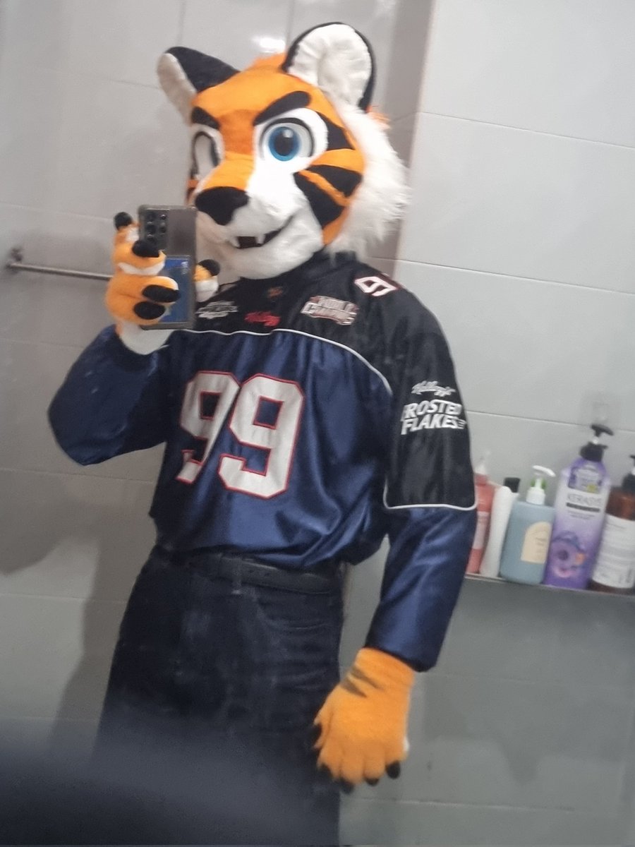 바호가 야구복 아닌 옷을 입는다고??
이번에 마음에 드는 풋볼져지를 하나 구매했어요! 
반대편에는 정말 좋아하는 캐릭터 자수가 새겨져있는데, 그 사진은 내일 올릴게요~ 🤭
#FursuitFriday