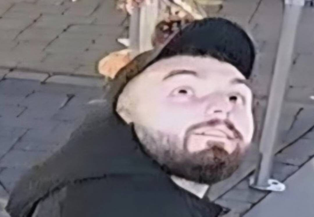 SussexIncidents's tweet image. 🚨 CCTV APPEAL | CRAWLEY
Sussex Police want to identify this man after a reported rape &amp;amp; robbery on Crawley High Street on 15 October in the early hours.
🔗 Read More on Sussex.News
sussex.news/top-post/detec…

@CrimeLdn