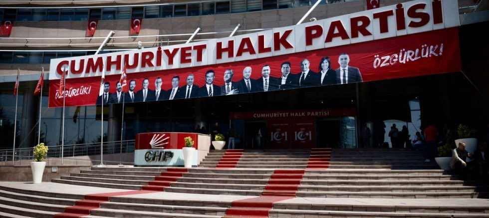 CHP Parti Programı'ndan:

-Polislere sendikalaşma hakkı verilecek.

-Konut alımı karşılığı Türk pasaportu verilmesi uygulaması kaldırılacak.

-Kuvvet komutanlıkları yeniden Genelkurmay Başkanlığı'na bağlanacak.

-Harp okulları yeniden kuvvet komutanlıklarına bağlanacak.

-Askeri
