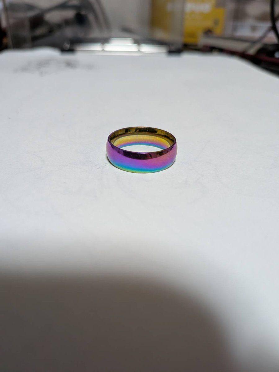 最近ねー、虹色にはまっててぇ、虹色の指輪買ったのー。すごーい。