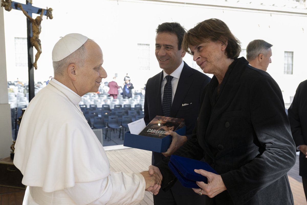 Un viaggio anche per noi di 3D Produzioni, con questo documentario che con Caravaggio ci ha portato al Giubileo e poi a conoscere Papa Leone XIV. E a condividere con lui la presentazione del docu-film "Caravaggio a Roma. Il viaggio del Giubileo" presso la Filmoteca Vaticana