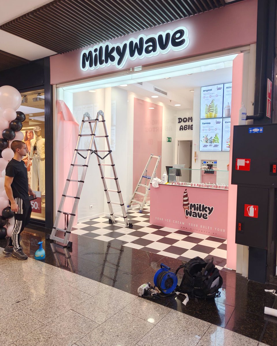planetprint00's tweet image. Creemos que una marca debe verse y recordarse. Por eso la rotulación que hemos creado para Milky Wave no sólo transforma su espacio: atrae miradas y comunica identidad de marca.
#PlanetPrint #RotulaciónCreativa #BrandingVisual #DiseñoGráfico #ImpresiónProfesional