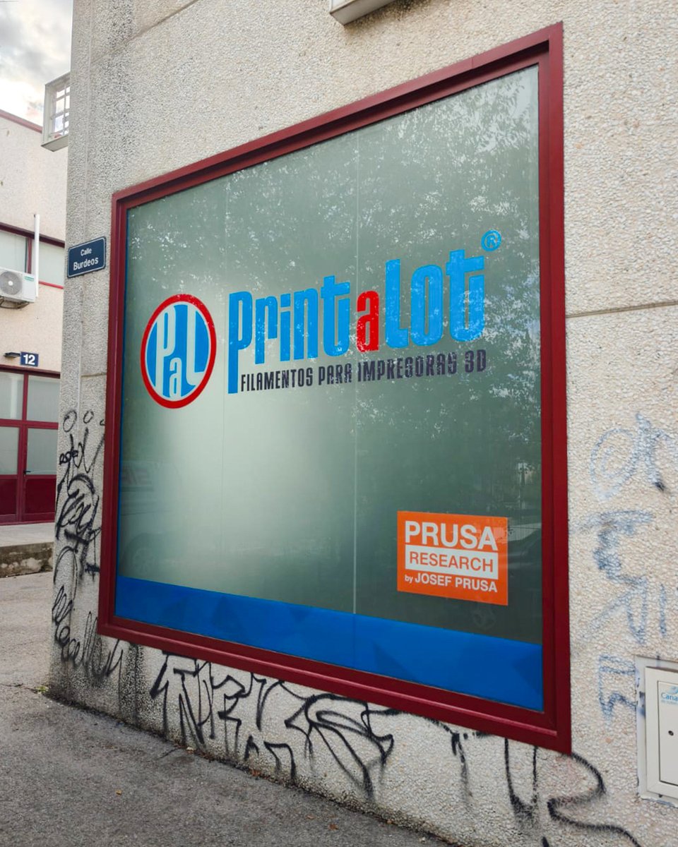 planetprint00's tweet image. Vinilo transparente con blanco selectivo y fondo de ácido, diseñado para colocarse desde el interior sin perder impacto visual. 
#PlanetPrint #ViniloTransparente #BlancoSelectivo #EfectoÁcido #ImpresiónProfesional #ImpresiónDigital #Rotulación #RotulaciónDeEscaparates