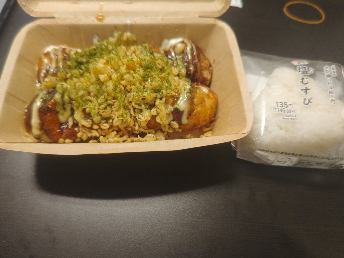 YMetal17's tweet photo. 夜はたこ焼きをおかずに、
帰りはサンミー買えた！！
大坂出張終了…
東京戻るべ
#新大阪 https://t.co/I8yfUBc97u