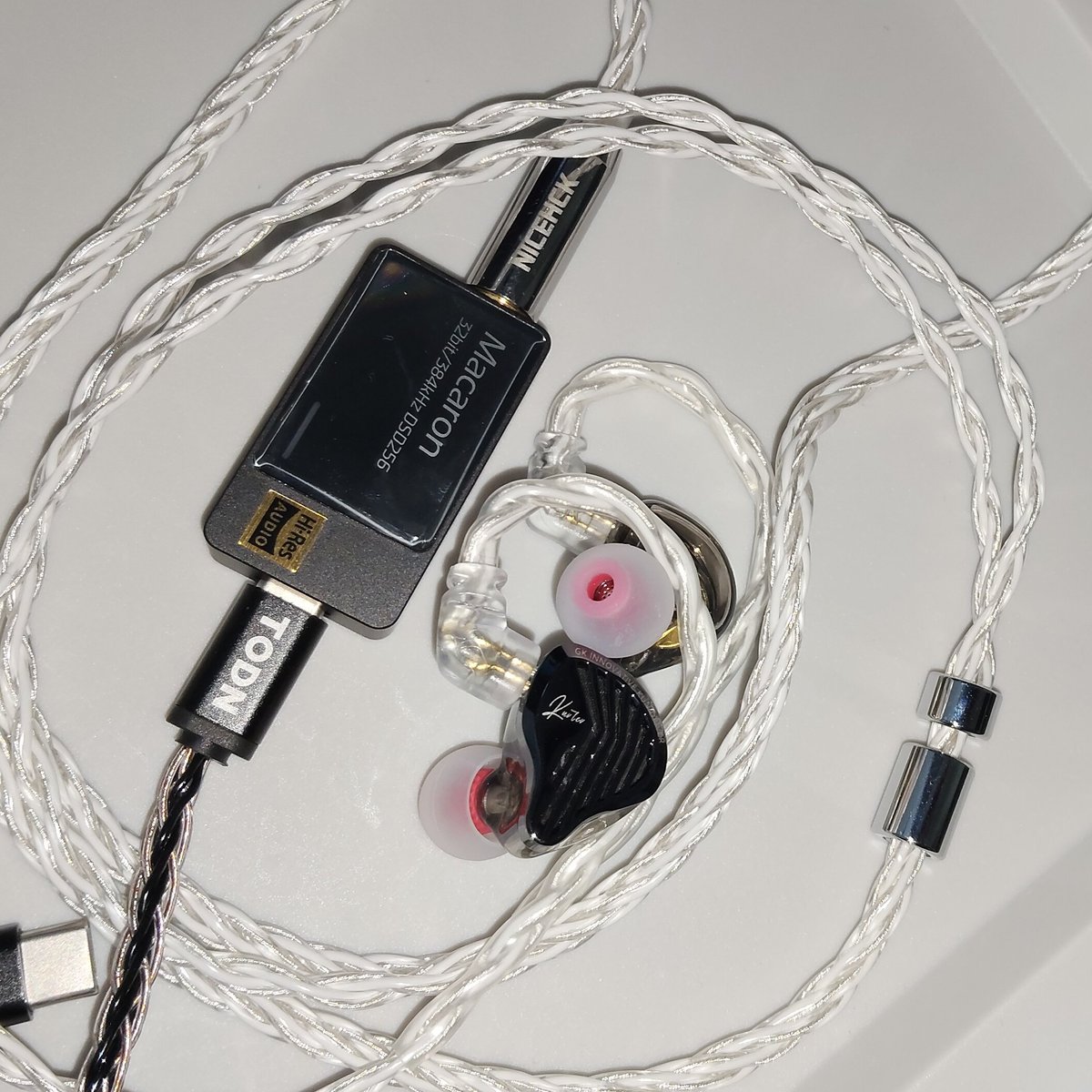 今日のイヤホン
GK Kunten
NICEHCK DeepSnow(4.4mm)
BGVP-E01(L)
iBasso Jr. Macaron
TODN OTGケーブル

届いたKuntenでさっそく。装着感も悪くないし、音の方も評判通りコスパがバグってるレベル。中森明菜のスローモーション(Double Decade ver.)を聴いたら素晴らしかった
music.apple.com/jp/album/%E3%8…