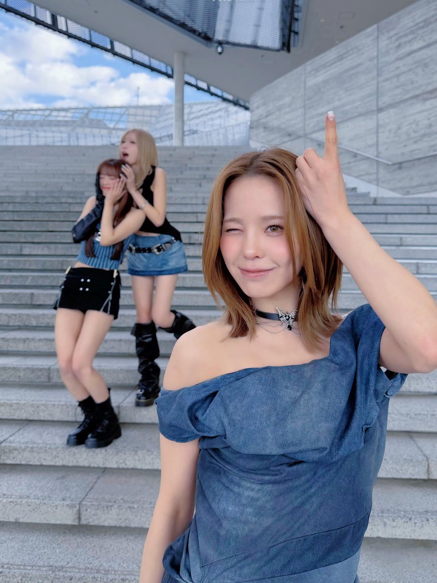 NiziU__official's tweet photo. 「VILLAIN」Performance Video 
Behind Photos👥

▼NiziU「VILLAIN」Performance Video 
https://t.co/oXAeNZeJEs

#MAKO #MAYUKA #RIMA 
#NiziU #ニジュー #니쥬 #WithU 
#NiziU_5th_Anniversary https://t.co/ZiIzbgp1Y6