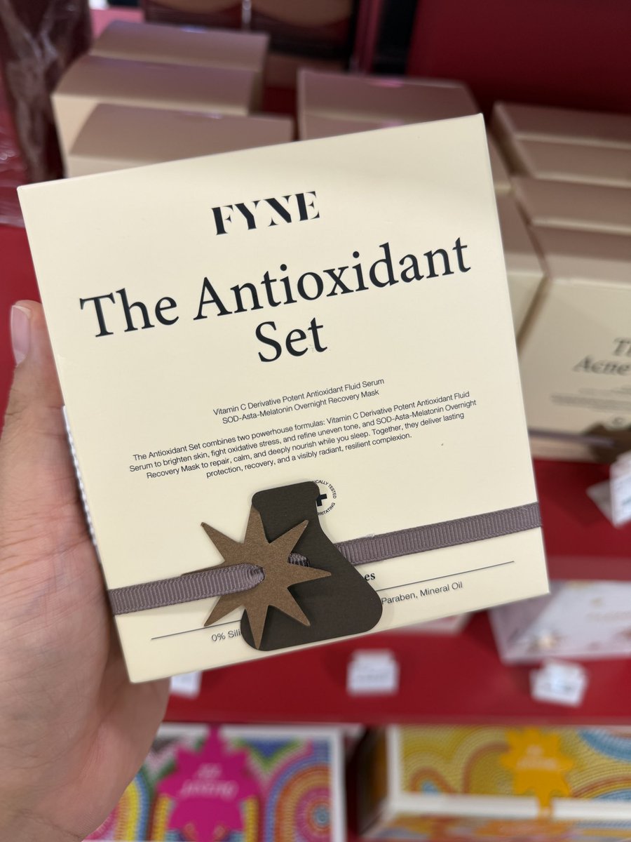 Pruris's tweet image. แนะนำ FYNE SET ที่ Sephora คุ้มกว่า และลดเพิ่มอีก 20% + cashback** 

มี 3 Set แนะนำ

The Antioxidant Set - 

Vit C ผมชอบมากของบ้านนี้ ลดรอยดำเก่งมาก เสริมคู่กับกลุ่มลดเม็ดสีเทพๆ หน้ากระจ่างใส 
SOD Mask - sleeping mask…