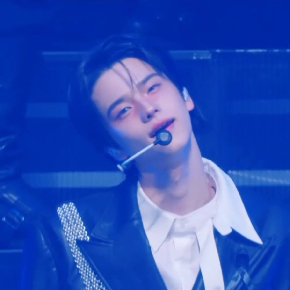 roro30000535's tweet image. 섹시한척 (블러셔 한통을 비우며)