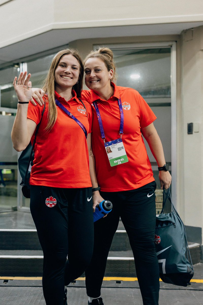 CanadaSoccerFR's tweet photo. Arrivée avec des amis !
#FFWWC https://t.co/srhdIiYIXT