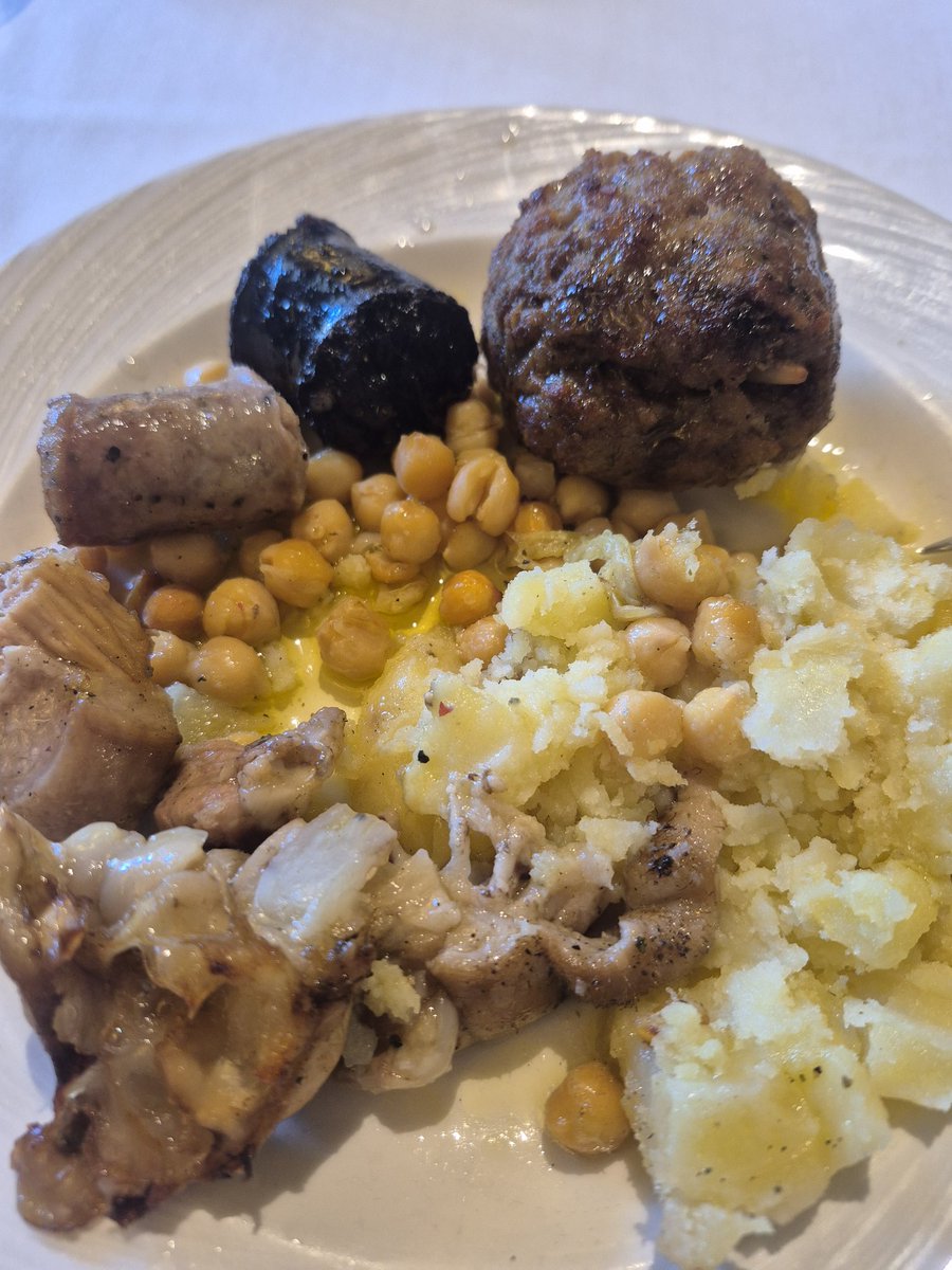 Bernievinyes's tweet image. Dinar de la familia. 

Carn d'olla.😍

El Celler de Matadepera.