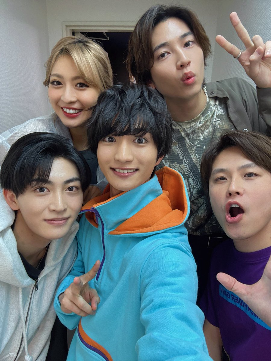 chinen_hidekazu's tweet image. 本日公開を迎えて
初日舞台挨拶もありがとうございました🍿

ドラマシリーズ最終回後のストーリー。
1年間見届けてくださった皆さんと共に前を向ける作品です。

僕の靴下物語は無事に完結しましたが
#仮面ライダーガヴ はまだまだ続きます。
全国のガヴファンに届けー！！！！🤎
#Vシネガヴ #ガヴリー