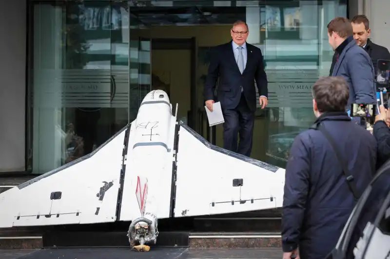 EnricoBorghi1's tweet image. La propaganda russa ripete sempre lo stesso copione: negare, sviare, ridicolizzare. Ma poi arrivano i fatti, quelli che non puoi aggirare con una dichiarazione. In #Moldavia un drone russo attraversa il cielo e si schianta sul tetto di una casa. L’ambasciatore viene convocato,