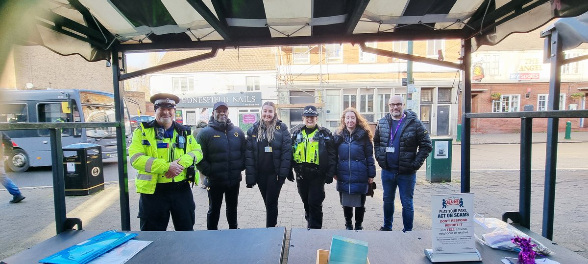 #CommunityEngagement | We are currently hosting our last Wednesfield Market stand of the year alongside
<a href="/CommSafetyWV/">SaferWVpartnership</a>.

On and around Black Friday, scams and fraud go up. We are here to advise on how to protect yourself against these scams.

Feel free to stop by and say hello!👮