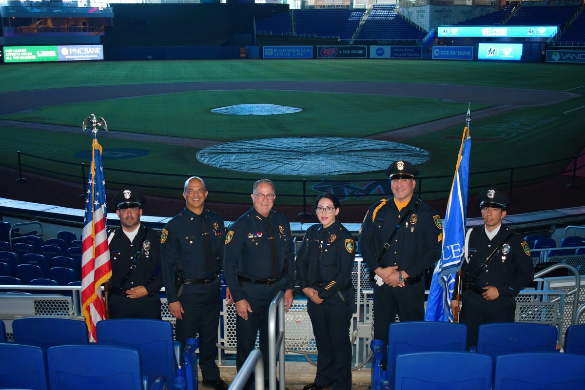 SurfsidePolice's tweet image. Chief Press had the honor of hosting the MDCACP 10th Annual Veteran's Thanksgiving Lunch at Loan Depot Park. It is an event where the Chiefs and command staff of several Miami Dade County Law Enforcement agencies help to serve veterans a thanksgiving lunch.

#thanksgiving #police