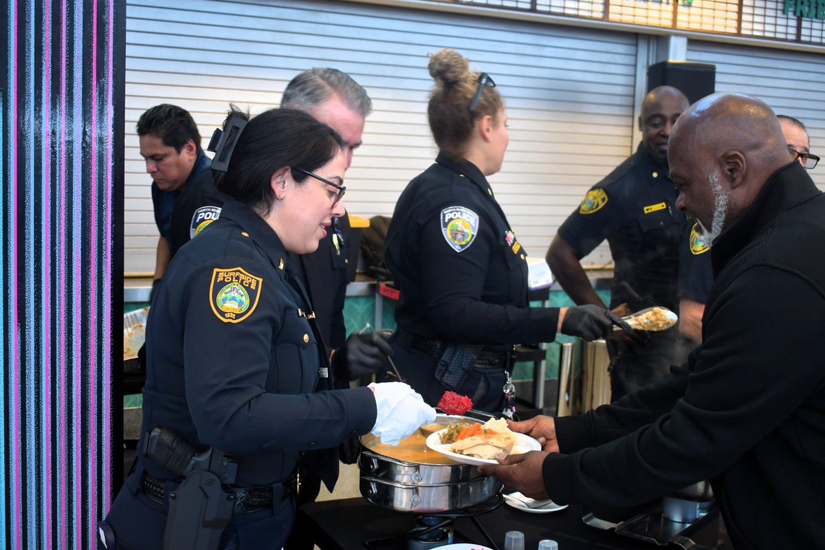SurfsidePolice's tweet image. Chief Press had the honor of hosting the MDCACP 10th Annual Veteran's Thanksgiving Lunch at Loan Depot Park. It is an event where the Chiefs and command staff of several Miami Dade County Law Enforcement agencies help to serve veterans a thanksgiving lunch.

#thanksgiving #police