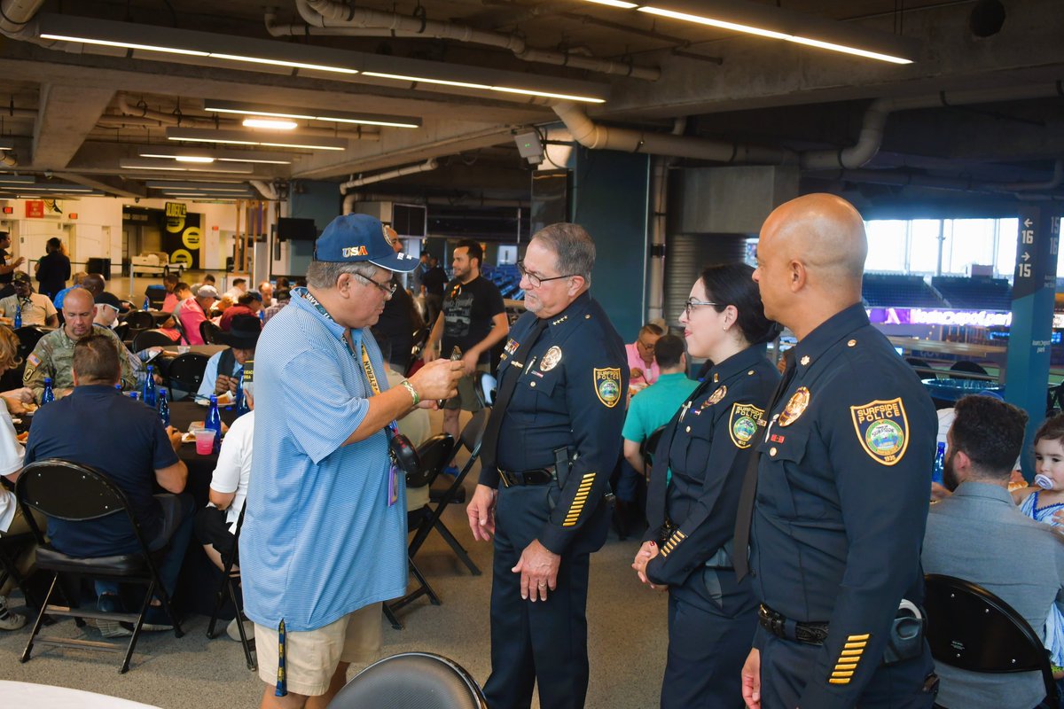 SurfsidePolice's tweet image. Chief Press had the honor of hosting the MDCACP 10th Annual Veteran's Thanksgiving Lunch at Loan Depot Park. It is an event where the Chiefs and command staff of several Miami Dade County Law Enforcement agencies help to serve veterans a thanksgiving lunch.

#thanksgiving #police