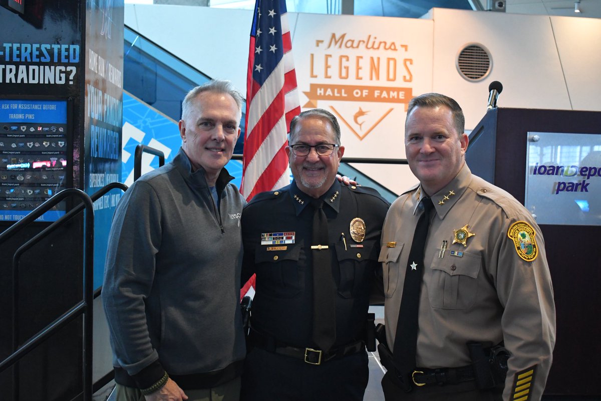 SurfsidePolice's tweet image. Chief Press had the honor of hosting the MDCACP 10th Annual Veteran's Thanksgiving Lunch at Loan Depot Park. It is an event where the Chiefs and command staff of several Miami Dade County Law Enforcement agencies help to serve veterans a thanksgiving lunch.

#thanksgiving #police