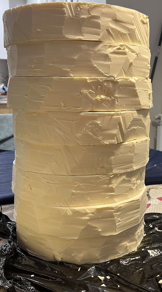 ✨ The sculpting has begun…

Can you guess what will come out of it? 
Hint 🦖+ 🥚= 
(It’s easy) 

And yes… I’m using a “cuchillo jamonero” to sculpt…