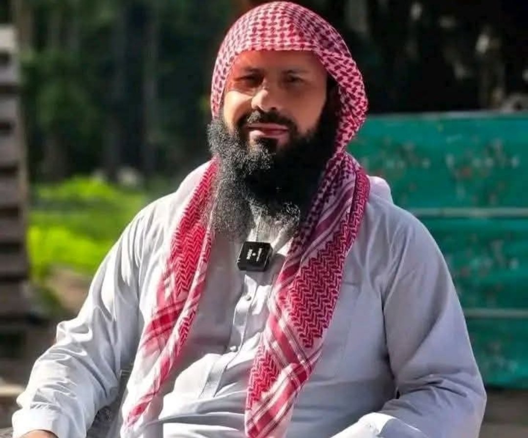 إنا لله وإنا إليه راجعون، حسبنا الله ونعم الوكيل.
اغتيل قبل قليل الشيخ عزت الله الموحِّد -في بيشاور باكستان- بعد أنْ صلى الجمعة في مركزنا الجامعة الأثرية المركزية.
وهو أحد أبرز دعاة أهل الحديث البشتون، وكان قويا في الحق داعيا إليه ثابتا راسخا شديدا على أهل البدع لا يخشى في الله