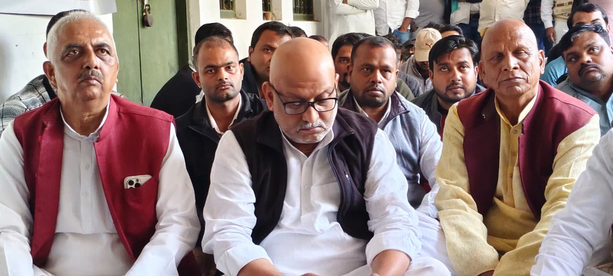 AkhileshPSingh's tweet image. आज मेरे विधानसभा रूद्रपुर, देवरिया में प्रदेश कॉग्रेस अध्यक्ष श्री अजय राय जी और मैं स्वयं फतेहपुर में SIR कार्य के दौरान आत्महत्या करने वाले
लेखपाल सुधीर कुमार कोरी के समर्थन मे 

तहसील रुद्रपुर में लेखपाल संघ के द्वारा चल रहे धरना प्रदर्शन में पहुंचकर समर्थन दिया ।